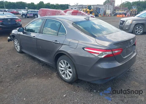 2020 Toyota Camry Le z USA, uszkodzony, nr VIN 4T1C11AK7LU339279